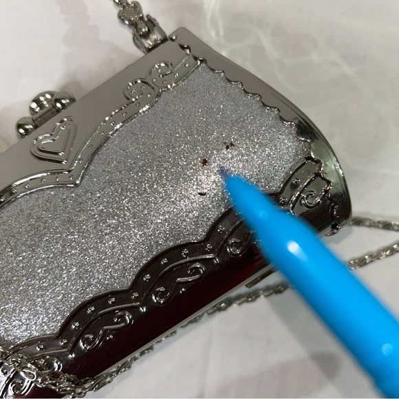 Elegant Silver Handbag with Chain Strap - Picture 4 of 10